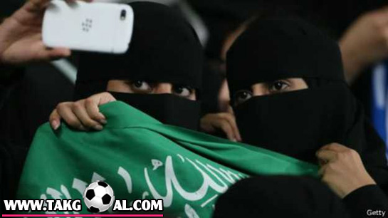 زن عربستانی طرفدار فوتبال در استادیوم
