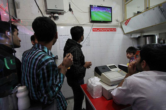 تماشای فوتبال ایران و نیجریه در سطح شهر