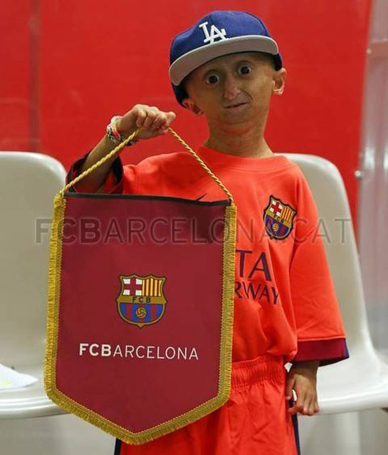 کمک بازیکنان بارسلونا به کودکان